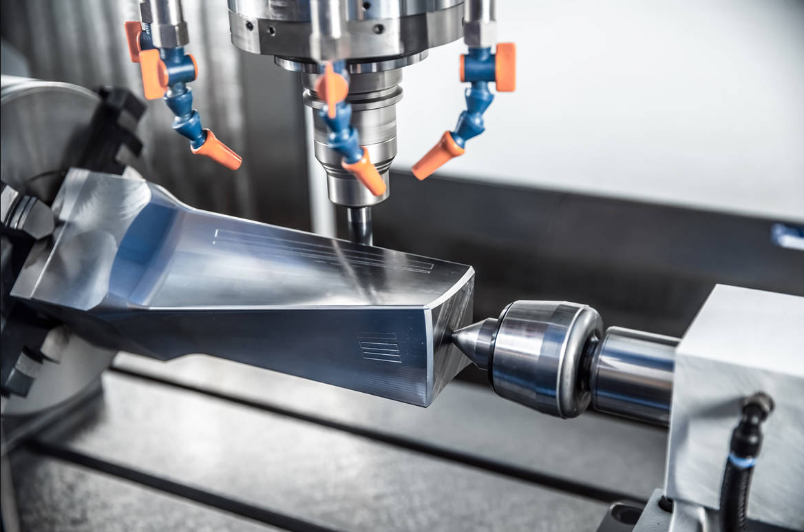 L'ascesa della lavorazione a CNC a 5 assi: come si confronta con i sistemi a 3 assi