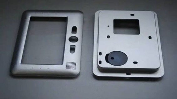 In che modo la produzione additiva differisce dalla prototipazione rapida?