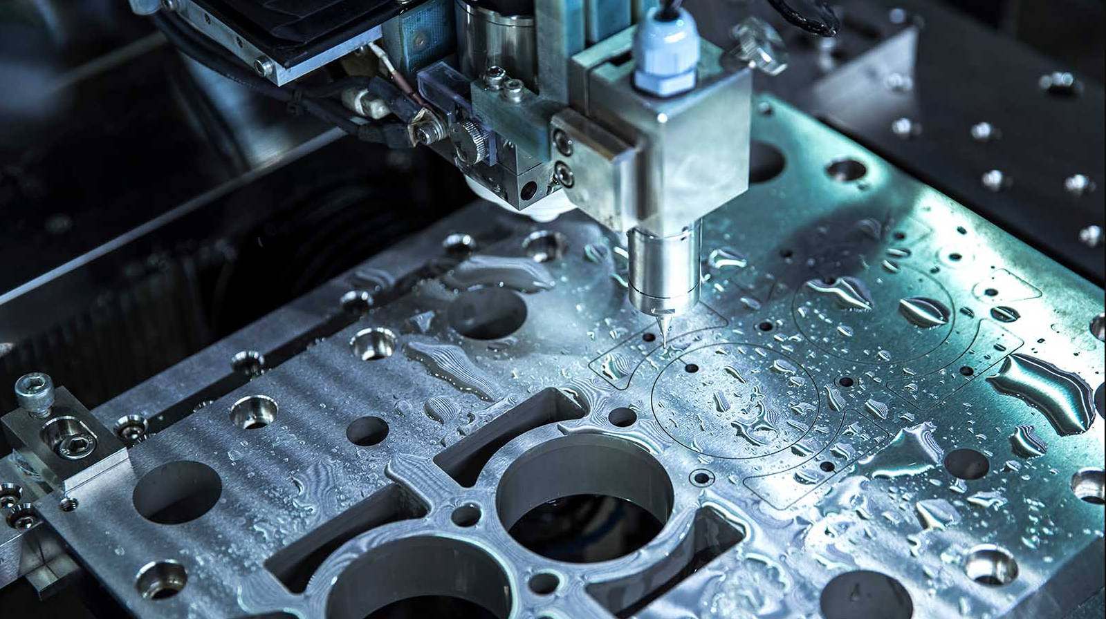 MACCHING CNC Vs. COLLO LASER: che offre una migliore precisione e costi?