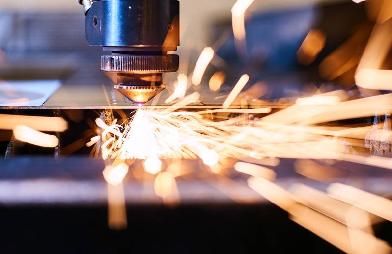 Alluminio vs. acciaio nella prototipazione rapida della lamiera: Guida alla selezione del materiale